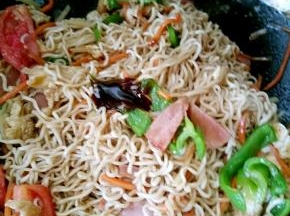 接下来就可以加入自己喜欢的口味的调料进行调味了，速度一定要快。最好用筷子来翻炒，因为面是熟的，用力过大会把面弄断。面不需要炒制时间太长，从面加入到加调料到出锅大概一分钟左右就可以出锅了。
