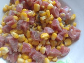玉米粒隔水蒸熟，香肠切小粒，加上胡椒粉，混合均匀备用
