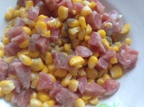 玉米粒隔水蒸熟，香肠切小粒，加上胡椒粉，混合均匀备用
