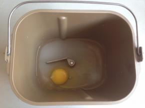 面包桶里加入水、鸡蛋、糖和盐