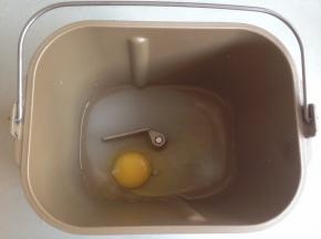 面包桶里加入水、鸡蛋、糖和盐