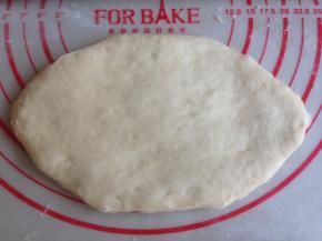 面团擀成椭圆形