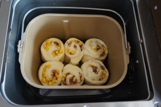 做好的6份都放进面包桶里，切口朝上，重新放回面包机里。（面包桶内的搅拌刀可以提前取出来）