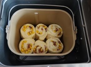 做好的6份都放进面包桶里，切口朝上，重新放回面包机里。（面包桶内的搅拌刀可以提前取出来）