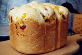 时间到，戴上隔热手套，立即将面包桶提出来，倾斜着将面包倒在晾架上晾凉