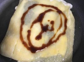 挤出一些涂在面片上