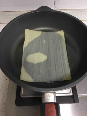 平底锅的油加热，放入一片冷面