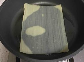 平底锅的油加热，放入一片冷面