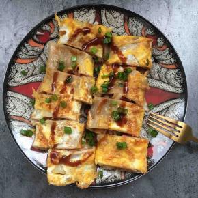 表面再淋上一点酱汁，撒一些葱花
我们老家的小吃摊，还要再放一些白糖和错，这个根据自己的口味调吧