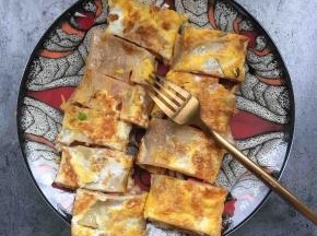 切成小块放到盘子里
