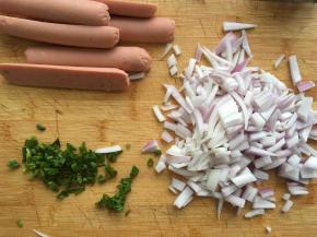 火腿肠中间切一刀，成片状
洋葱切成小块
香菜洗好，切碎备用（我这次忘记准备香菜了，用小葱代替）