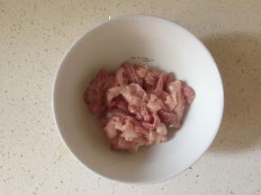 瘦肉切丝，加淀粉上浆腌制一会