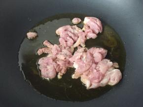 锅中少许油加热，炒肉丝