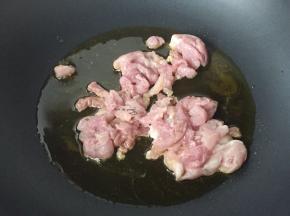 锅中少许油加热，炒肉丝