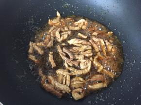 加入料酒、生抽翻炒片刻后盛出