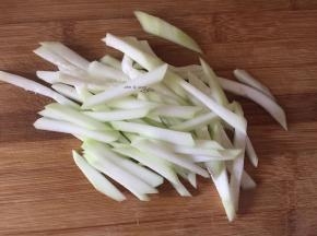 瓠子洗净去皮切丝