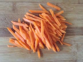 胡萝卜洗净去皮切丝