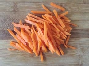 胡萝卜洗净去皮切丝