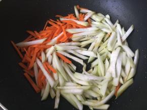 重起油锅倒入瓠子和胡萝卜
