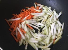 重起油锅倒入瓠子和胡萝卜
