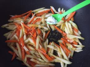 加少许盐调味，翻炒片刻