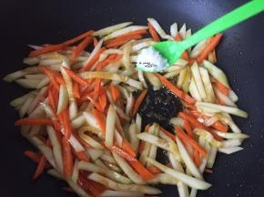 加少许盐调味，翻炒片刻