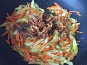 加入炒好的肉丝翻炒均匀即可出锅