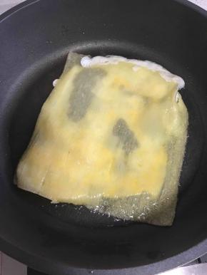 7分熟左右的时候，迅速翻面