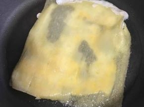 7分熟左右的时候，迅速翻面