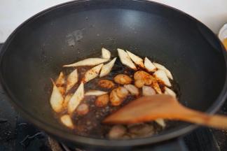 倒入事先备好的调料汁继续翻炒，炒至酱汁冒泡