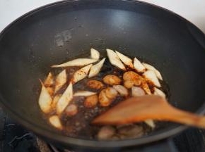 倒入事先备好的调料汁继续翻炒，炒至酱汁冒泡