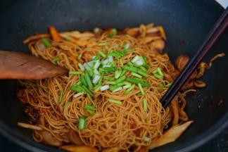 最后一步撒葱花，翻炒均匀即可