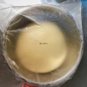 将主材料中除黄油以外的所有材料混合，揉至扩展阶段，再加入黄油，继续揉至完全阶段，然后放至温暖处进行基础发酵