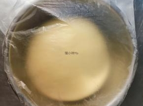 将主材料中除黄油以外的所有材料混合，揉至扩展阶段，再加入黄油，继续揉至完全阶段，然后放至温暖处进行基础发酵