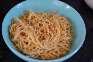 过凉的竹升面稍微控一下水分备用