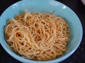 过凉的竹升面稍微控一下水分备用