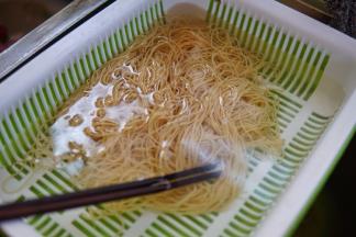 煮好的面条马上放入凉水中过凉