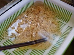 煮好的面条马上放入凉水中过凉