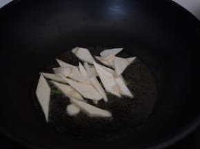放入芦笋煸炒