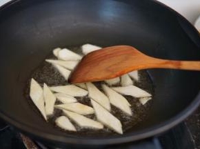 煸炒至金黄