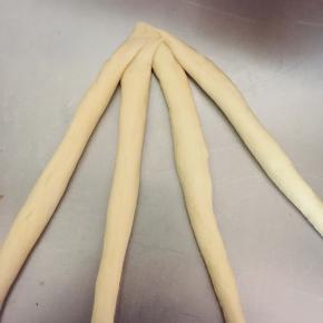 我这编的是四股，没拍到过程，但网上有很多教程，可以参考一下