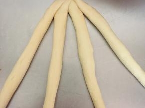 我这编的是四股，没拍到过程，但网上有很多教程，可以参考一下