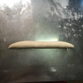 将醒发好的面团揉成长条