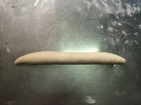 将醒发好的面团揉成长条
