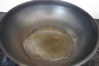 干净的炒锅放入少于食用油加热后