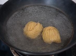 锅内烧开水，下面饼煮至8分熟