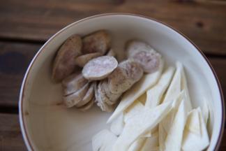 脆皮肠也切小块备用