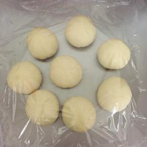 发酵好的面团排气，并平均分为8份，揉圆用保鲜膜封住，醒发15分钟