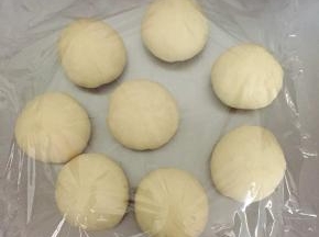 发酵好的面团排气，并平均分为8份，揉圆用保鲜膜封住，醒发15分钟