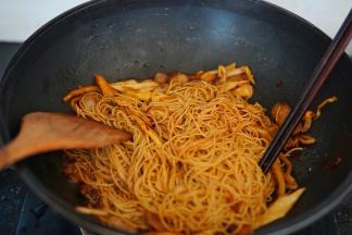 全部翻炒均匀，黄灿灿的